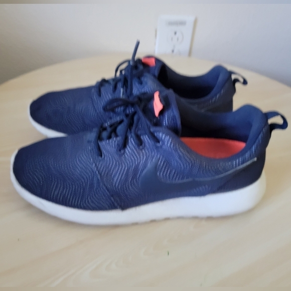 WMNS NIKE ROSHE ONE MOIRE OBSIDIAN/ WHITE/ BRIGHT MANGO size 7.5 - Picture 5 of 11